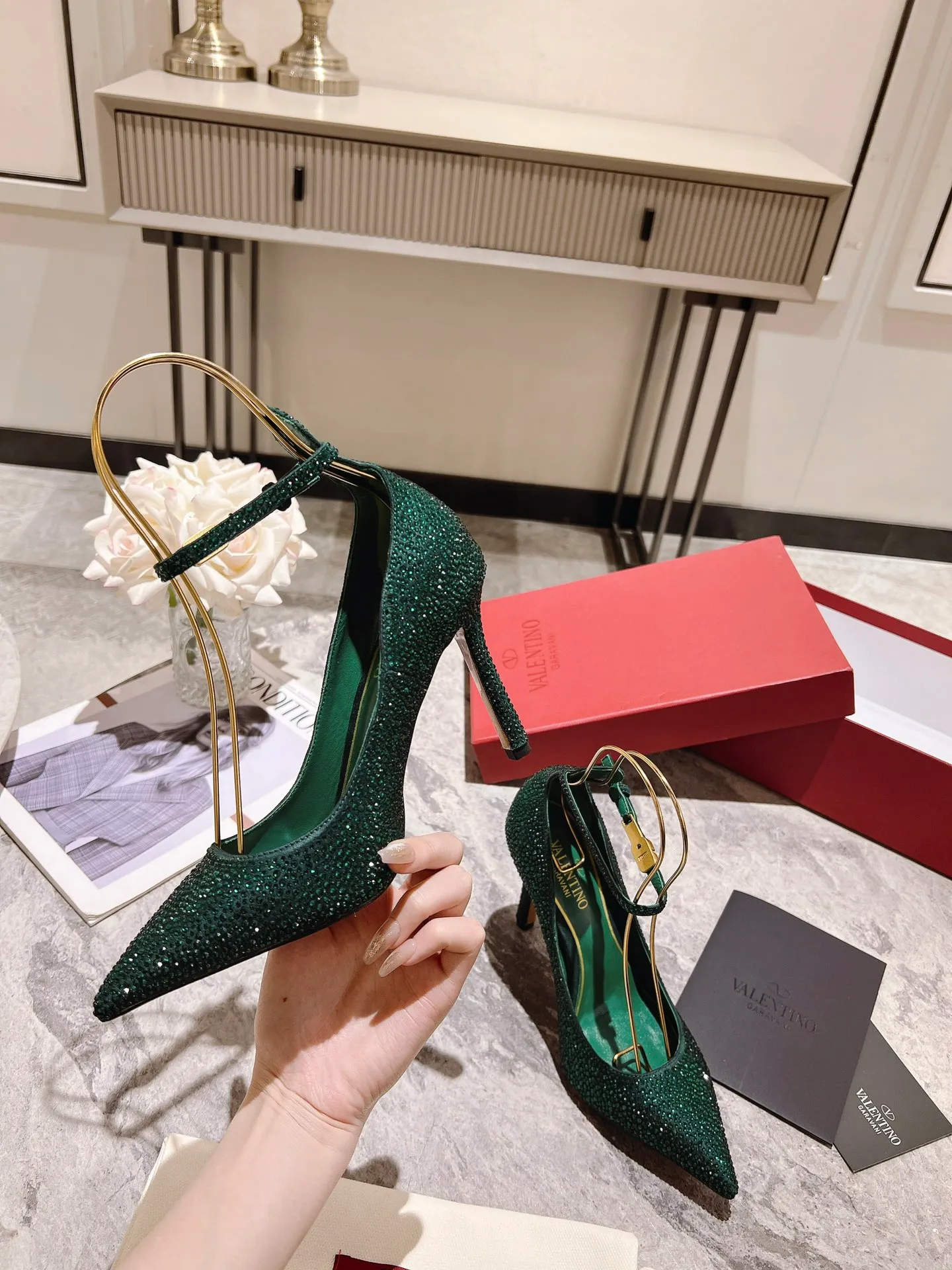 👟👟Ex-factory price 500👟👟 Genuine leather sole +40 Top version 𝑉𝐴𝐿𝐸𝑁𝑇𝐼𝑁𝑂 Valentino new spring and summer women's 6⃣️color "Czech Diamond💎" full diamond shoes The unique [V’s handcrafted diamond production] brings out a full sense of high-end, and the new season will live up to expectations! Worth buying★Absolutely high-grade❥Original method, Absolutely sensual❥Elegant style, creating a different feeling, simple and elegant style!  Code number: 35-41 (34-42 customized, non-returnable) Lining: Sheepskin lining Heel height: 10cm Leather outsole Rubber outsole